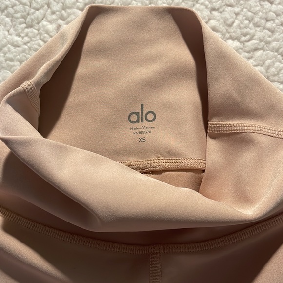 Women’s Alo Yoga Airlift Light Pink Leggings - Picture 4 of 5